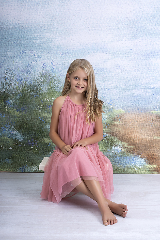 Elite 6 Blue Fields - Girl with pink dress 3
