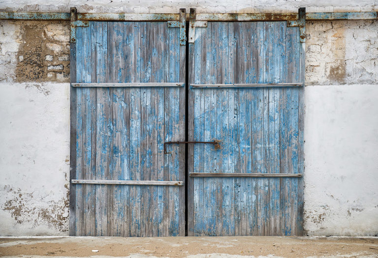 WALL29 Rustic Blue Barn Wall