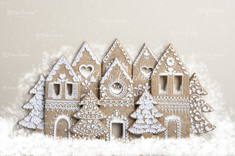 C58 Vanilla Gingerbread Town with Snowflakes